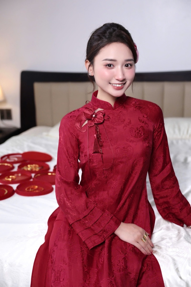 Cô dâu áo dài đỏ Kami
